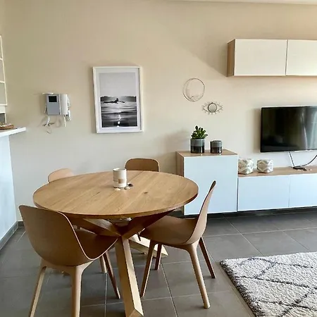 Apartment 4 P A 50 M De La *