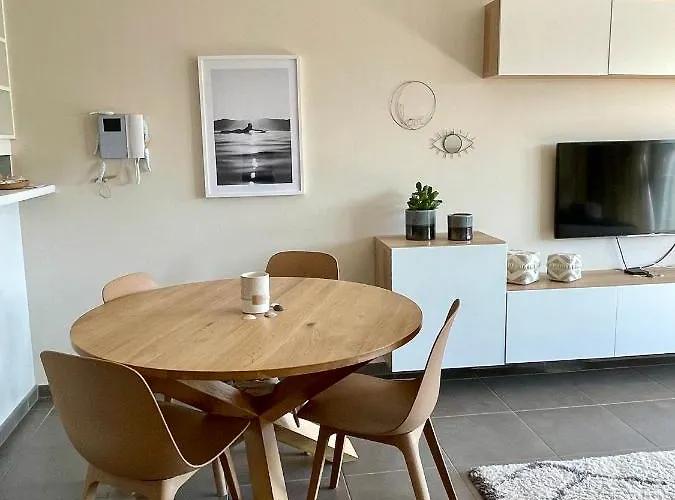 Apartament 4 P A 50 M De La *